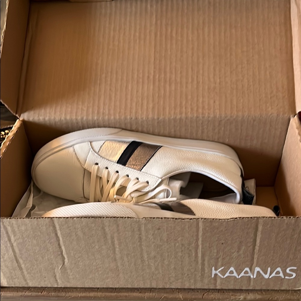 KAANAS Men's White Sneakers